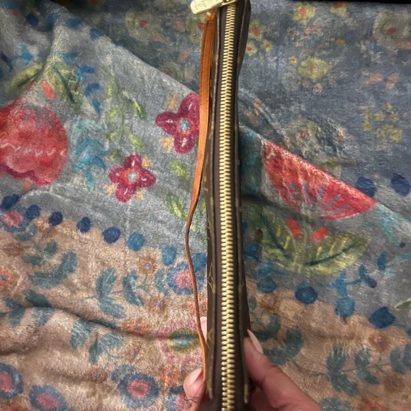 Louis Vuitton Monogram Pochette 100% Authentic - Picture 7 of 8